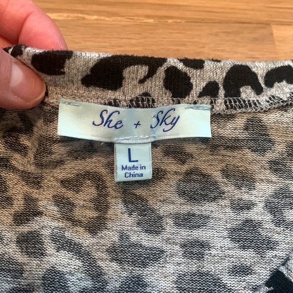 SHE + Sky Cropped Long Sleeve V-Neck Leopard Print Top Black & Gray Women’s L - Picture 5 of 13